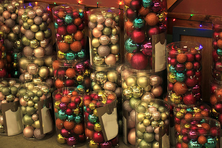 圣诞零售店展示的圣诞装饰品