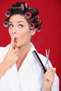 卷发女性摄影照片_穿着浴袍、戴着卷发筒的女人