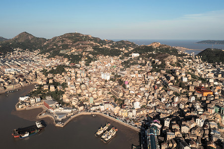 中国风手绘风景摄影照片_浙江台州海滨港口，周围有住宅。