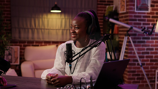 非裔美国播客主持人采访男性影响者使用专业麦克风进行在线广播