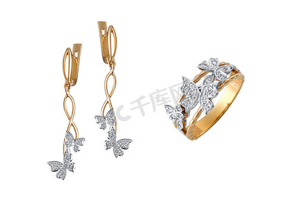 黄色时尚摄影照片_金耳环和戒指的特写镜头，白色背景上有钻石蝴蝶