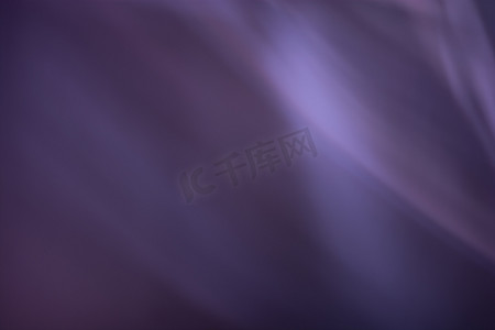紫罗兰色抽象背景横幅与波和光。