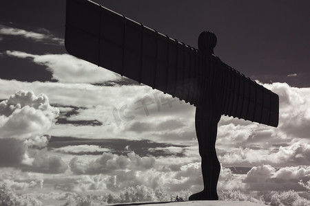 雕塑的红外照片，北方天使，盖茨黑德，英国