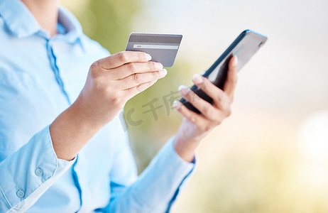 购物商店摄影照片_信用卡、网上购物和与女性打电话进行电子商务、金融科技和在线支付或银行业务。