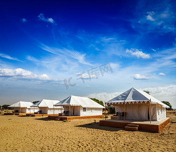烫金天安们摄影照片_沙漠中的帐篷营地。