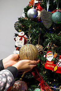 圣诞树上挂着圣诞装饰品和装饰品
