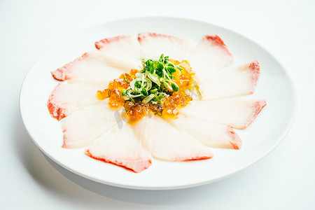 白盘未加工的新鲜 Hamaji 鱼肉生鱼片