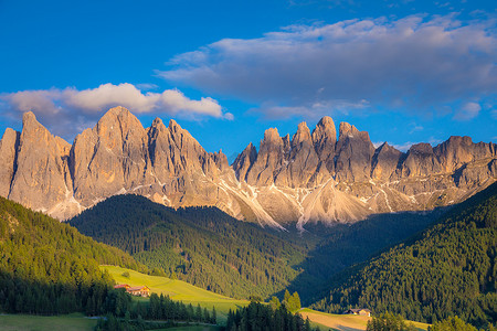 意大利多洛米蒂山富内斯山谷的圣马格达莱纳，戏剧性日落时的尖峰