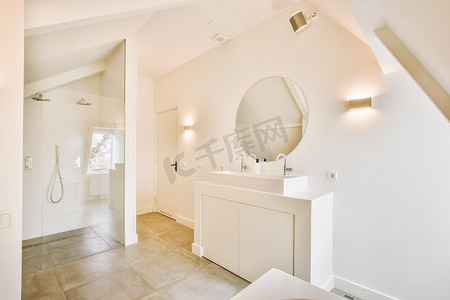 浴室内配有照明的白色陶瓷水槽和镜子，采用简约风格设计