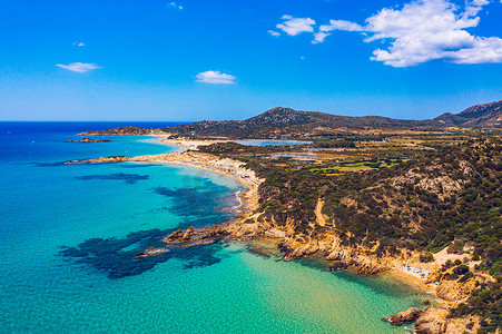 撒丁岛摄影照片_意大利撒丁岛 Chia 美丽海滩的全景。