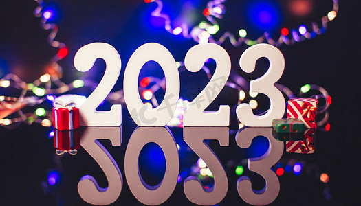 2023 年新年庆祝活动背景灯光模糊。
