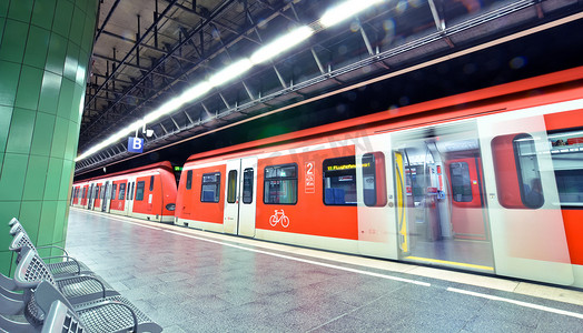 有火车的地铁站在慕尼黑，德国
