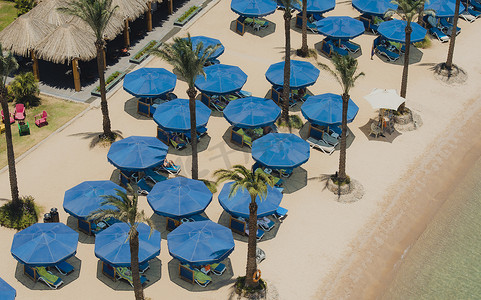 热带豪华酒店海滩的鸟瞰图