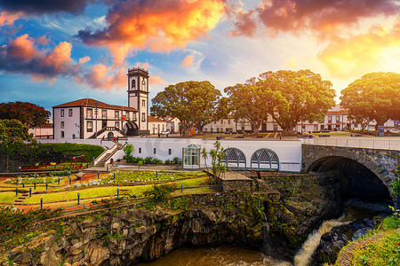 贝拉摄影照片_葡萄牙亚速尔群岛圣米格尔大里贝拉的全景城市景观。