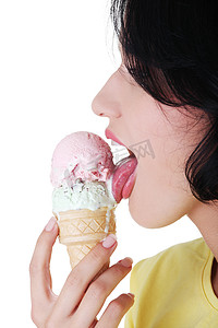 女人吃冰淇淋