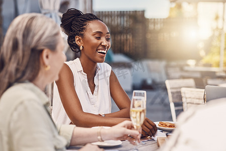 镜头光晕摄影照片_餐厅或社交活动中的香槟、庆祝活动和快乐的女性在带有镜头光晕和精美餐饮背景的餐桌上用餐。