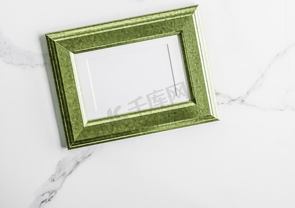 花砖平铺底纹摄影照片_大理石上的绿色相框，平铺