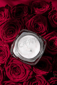 面霜皮肤保湿霜和红玫瑰花、花卉背景的豪华护肤化妆品作为美容品牌假日平底设计