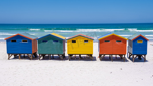 你好福尔摩斯摄影照片_开普敦梅森堡海滩色彩缤纷的海滨别墅，海滩小屋，梅森堡，开普敦，福尔斯湾，南非