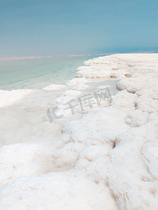 以色列 Ein Bokek 海滩死海盐晶体形成、清澈青色绿水的景观