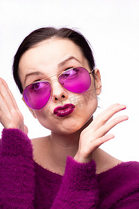 穿着紫色毛衣、紫色眼镜、嘴唇上涂着紫色口红的女性