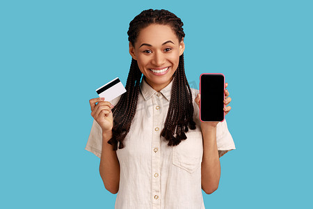 微笑的女人，留着黑色长发绺，展示手机，持有信用卡，网上银行。