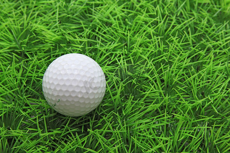 高尔夫球在绿草上的特写