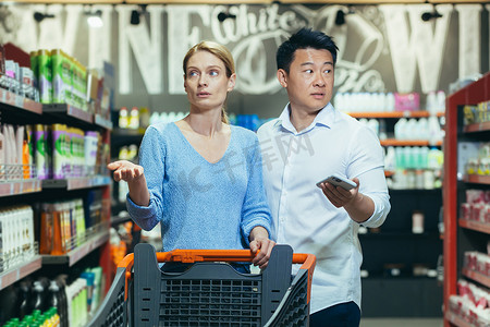 困惑的国际夫妇、女人和亚洲男人在超市散步。