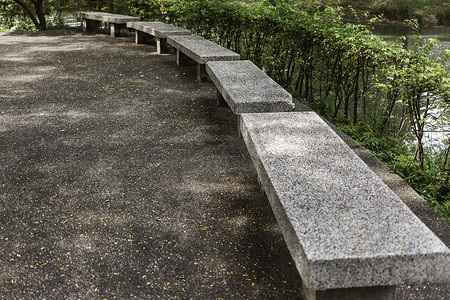 隆比尼城市休闲公园内的石凳呈圆形排列。