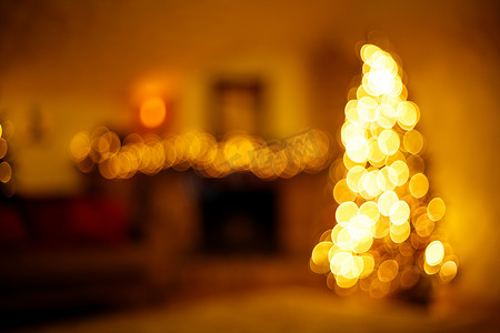 温暖的新年家居内饰，配有圣诞树和节日灯光，节日背景模糊