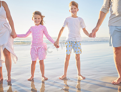 爱之手摄影照片_幸福的家庭之爱、海滩和孩子们与父母一起的手，同时享受户外乐趣，享受美好时光。