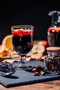 静物-热红酒、热红酒与玻璃中的香料在水果中。