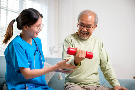 亚洲护士理疗师帮助老人在养老院举哑铃