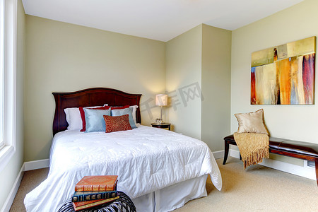 卧室有白色的床上用品、绿色的墙壁和漂亮的装饰。