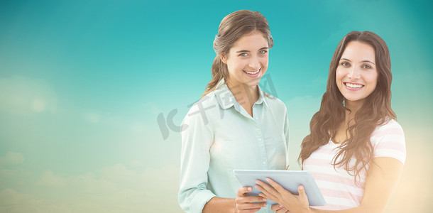 微笑的女商人与平板电脑的复合图像