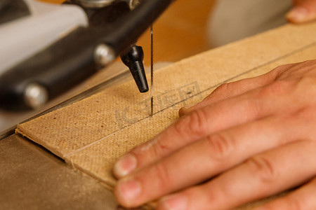 木匠车间卷轴锯锯木板过程的特写