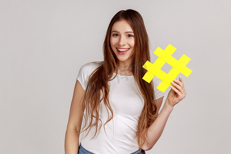 持有黄色标签符号的女性，使重要话题流行，在互联网上引领趋势。