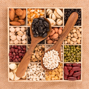 豆子分类摄影照片_木勺中的豆类和扁豆分类，带木盒马