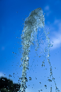 虫洞穿梭摄影照片_短时间曝光时的喷泉水射流。