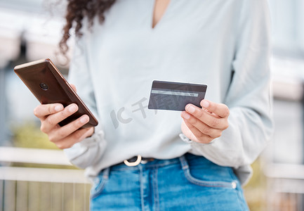 金融科技女性通过银行应用程序、网络或互联网通过电话、技术和信用卡进行网上购物。