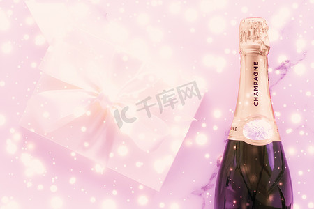 饮料广告摄影照片_粉红色节日闪光的香槟瓶和礼盒、新年、圣诞节、情人节、冬季礼物和饮料品牌的豪华产品包装