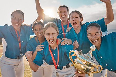 成功获奖摄影照片_女子棒球队肖像、获奖奖杯庆祝和体育成功、冠军和比赛成就。
