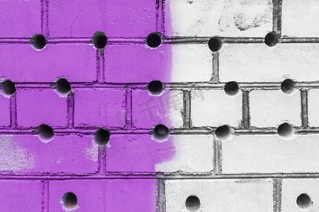 砖摄影照片_圆孔图案与紫色油漆纹理背景脏砖白墙的抽象旧设计