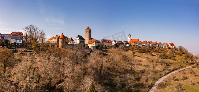 霍恩洛厄区历史悠久的瓦尔登堡老城区及其教堂和拉赫纳塔的鸟瞰图