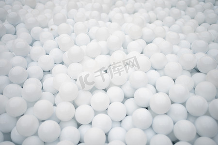 许多用于干池的白色塑料球。
