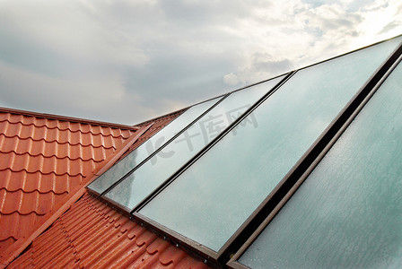屋顶上的太阳能电池板（geliosystem）。