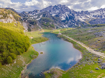 观山湖摄影照片_黑山美丽的杜米托尔国家公园杜米托尔山的山湖景观，有湖冰川和反射山