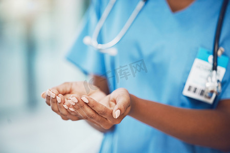 健康保险广告摄影照片_医学、女性保健和医生手握模型，用于医疗产品的营销、广告或销售。