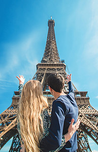 欧洲家庭摄影照片_埃菲尔铁塔附近的情侣女人和男人。