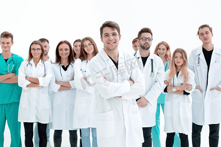 男医生站在一群医学生面前。